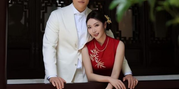 kaiyun-李弘权一家近照，24岁成巨星，妻子是白富美教师，顶薪没悬念了|上海队|cba联赛|上海男篮|NCAA|nba_新浪体育_新浪新闻