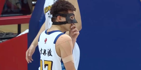 开云娱乐-胡金秋狂砍31分！广厦力克青岛重回积分榜首，周四黄龙主场再战