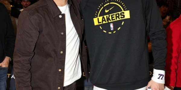 开云APP-NBA官方晒德约科维奇与詹姆斯&amp;amp;东契奇合影：伟大！