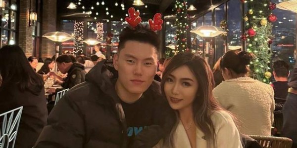 kaiyun-李弘权一家近照，24岁成巨星，妻子是白富美教师，顶薪没悬念了|上海队|cba联赛|上海男篮|NCAA|nba_新浪体育_新浪新闻