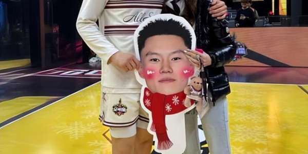 kaiyun-李弘权一家近照，24岁成巨星，妻子是白富美教师，顶薪没悬念了|上海队|cba联赛|上海男篮|NCAA|nba_新浪体育_新浪新闻